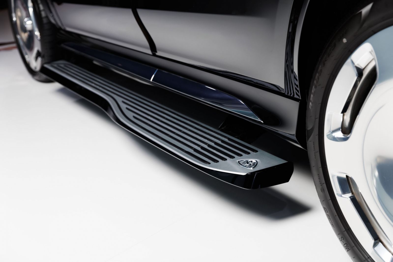 電動升降車側踏板在開啟車門時自動降下,每次上車都備感尊榮。(Photo:Tatler)