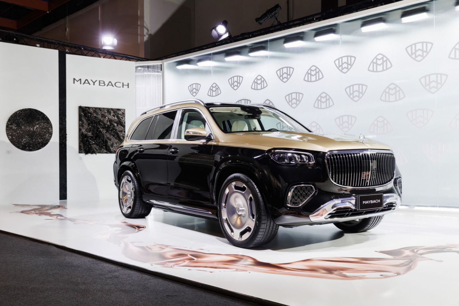 台灣賓士與知名藝術家黃敬中創作專屬立體藝術品,襯托出Mercedes-Maybach GLS 600 4MATIC的磅礴氣勢。(Photo:Tatler)