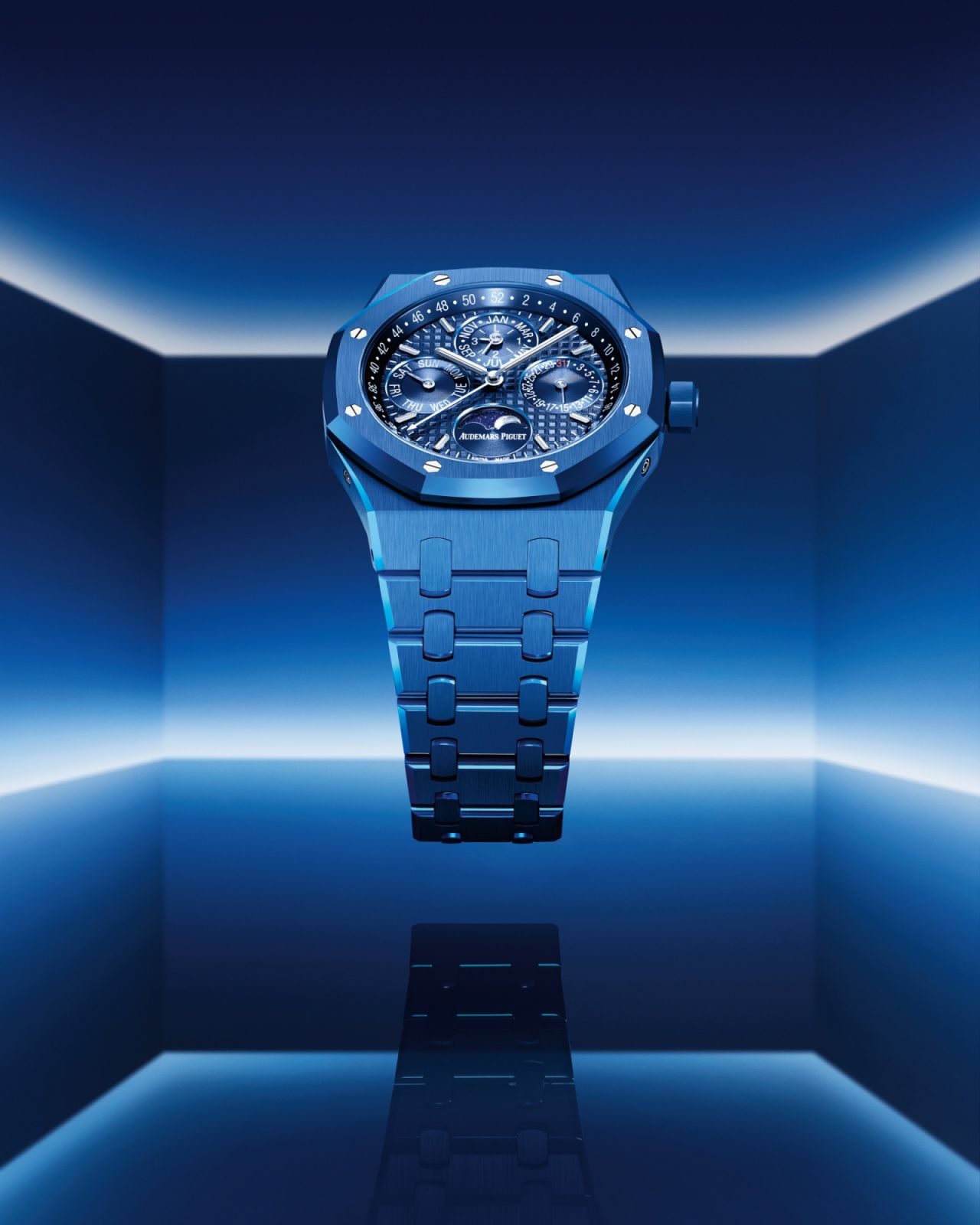 皇家橡樹系列藍色陶瓷萬年曆腕錶。(Photo: Audemars Piguet)