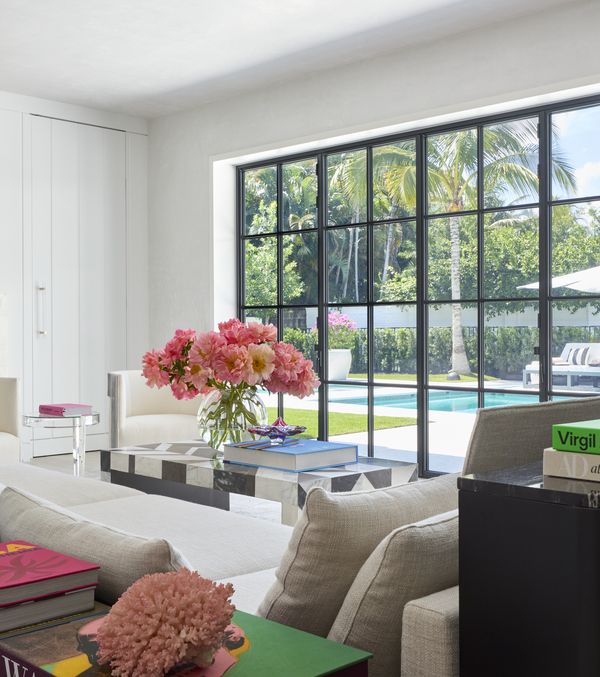 Fully extendable windows take advantage of the natural light and view