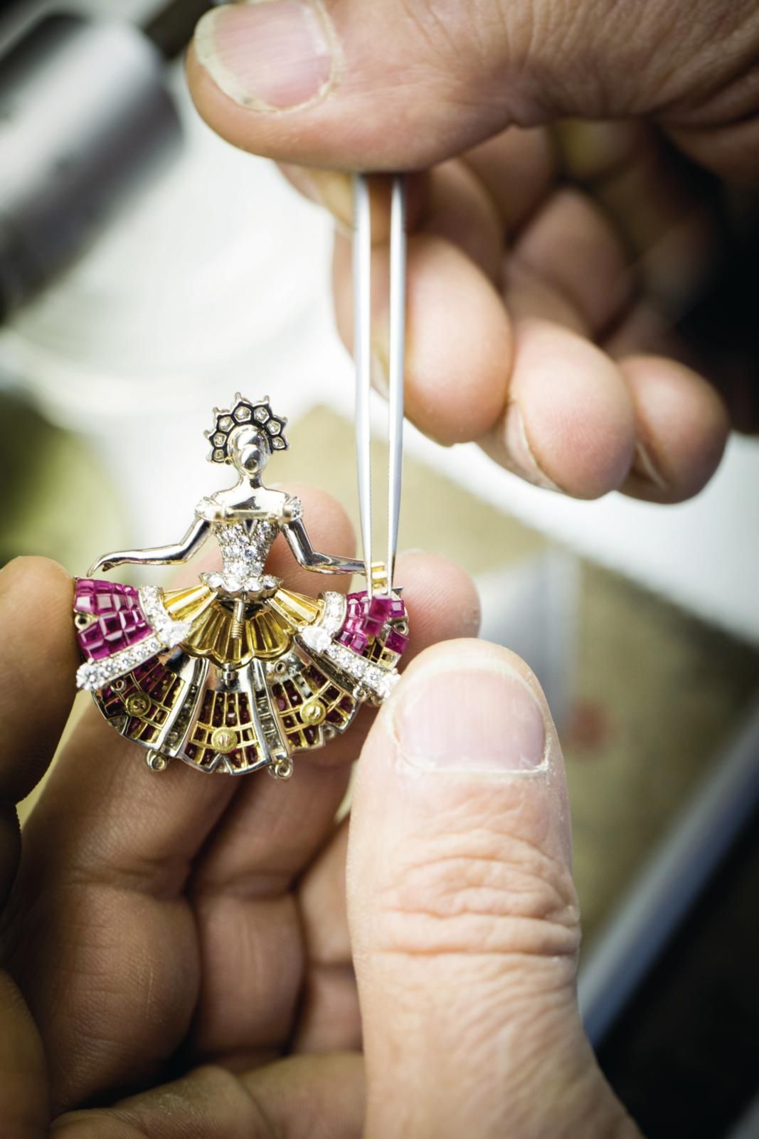 A Ballerina clip in the making (Photo: courtesy of Van Cleef & Arpels)
