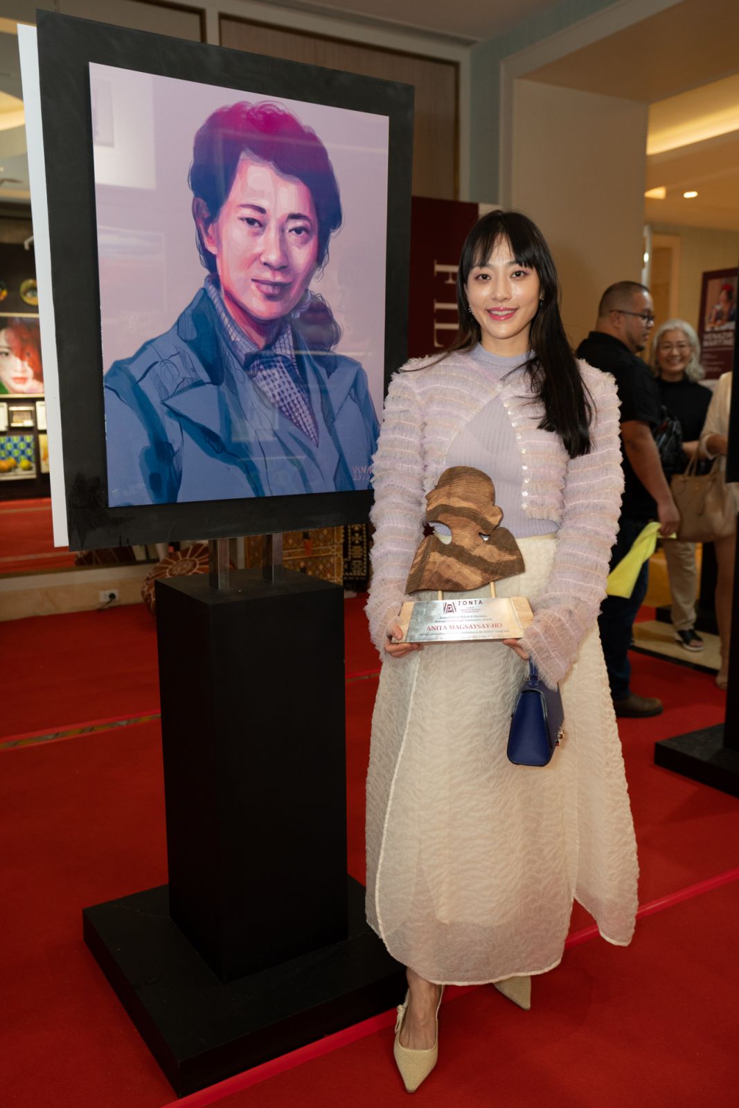 Artist Wonhee Delgado receives the FilipinaZ Luminary Award on behalf of her late mother-in-law, Anita Magsaysay-Ho