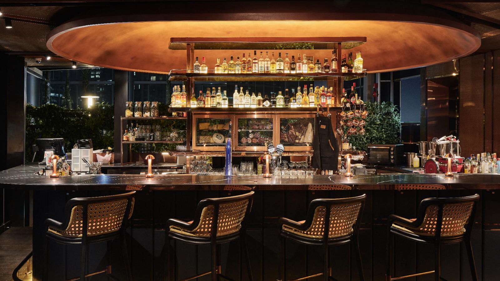 Alfresco feature bar at Vue (Photo: Vue) Cocktail Rooftop Bar Singapore
