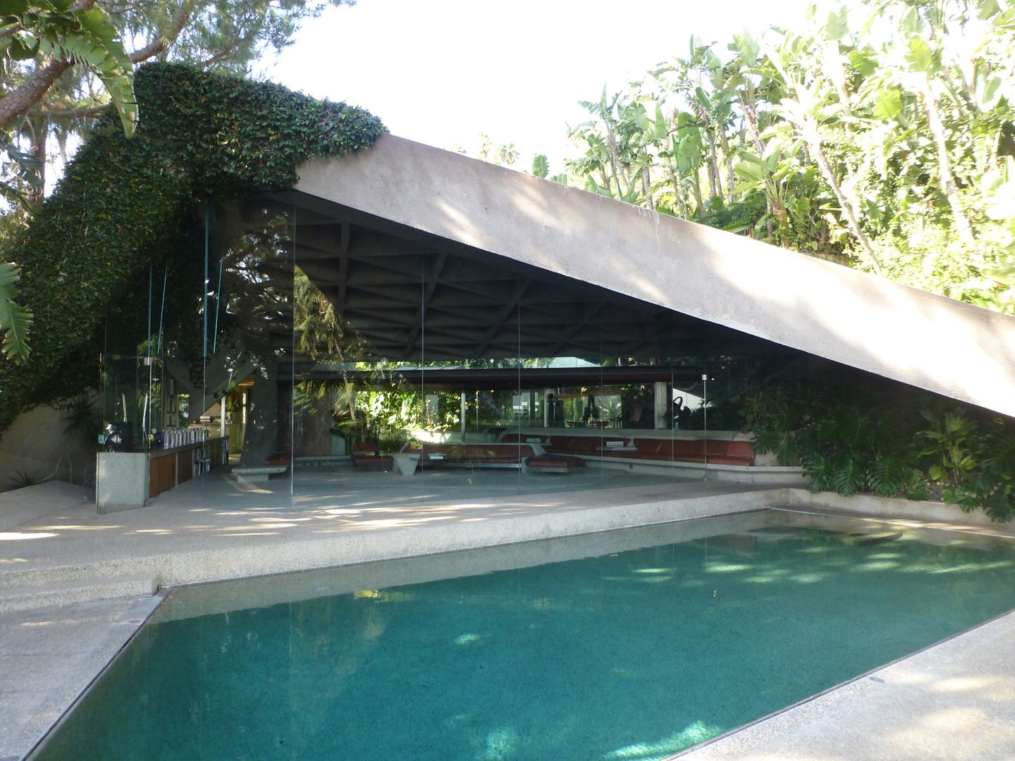 Pool and living room (Photo: Wikimedia Commons)