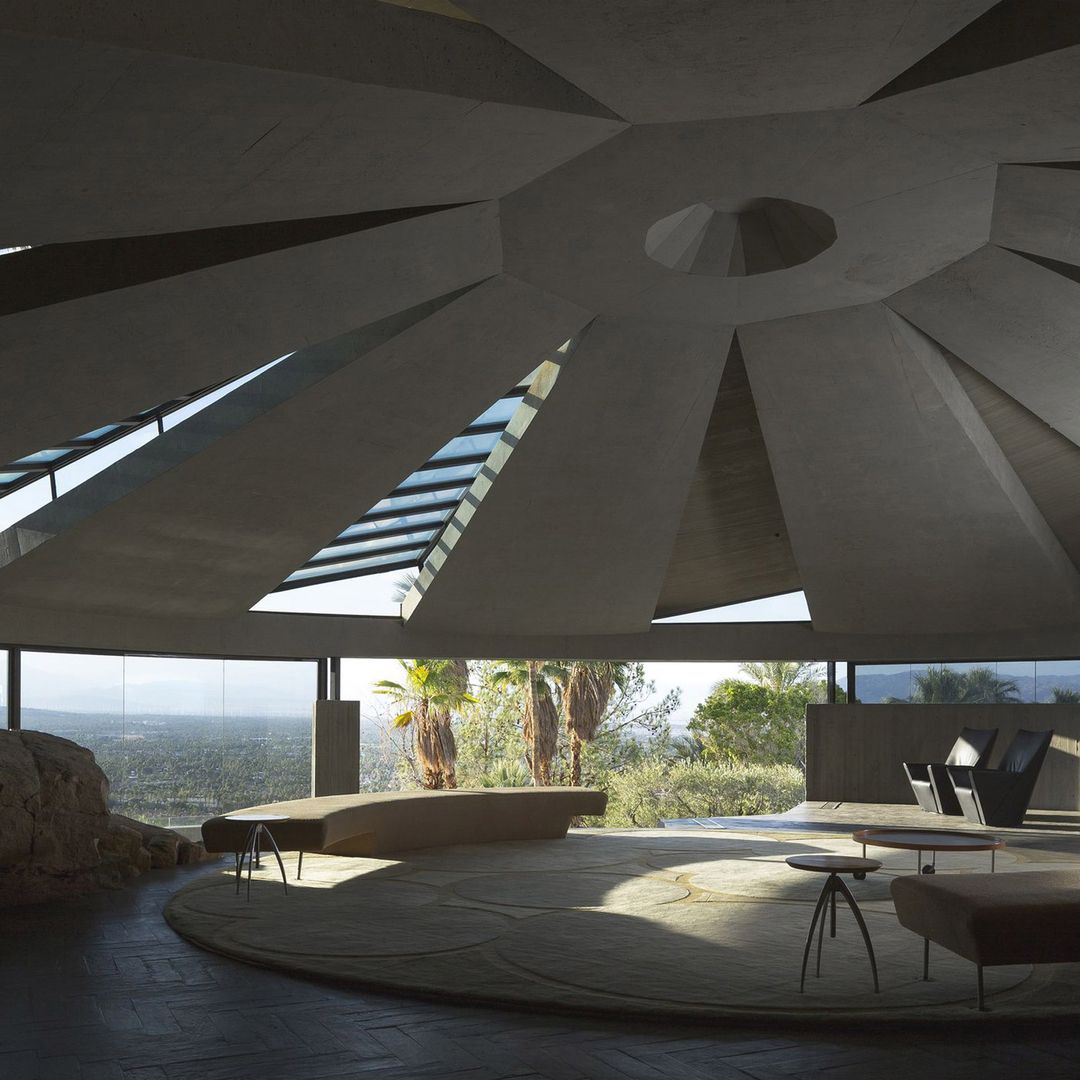 The glass and concrete segments of the ceiling provide sufficient natural light and shade (Photo: Instagram / @lautnerfoundation)