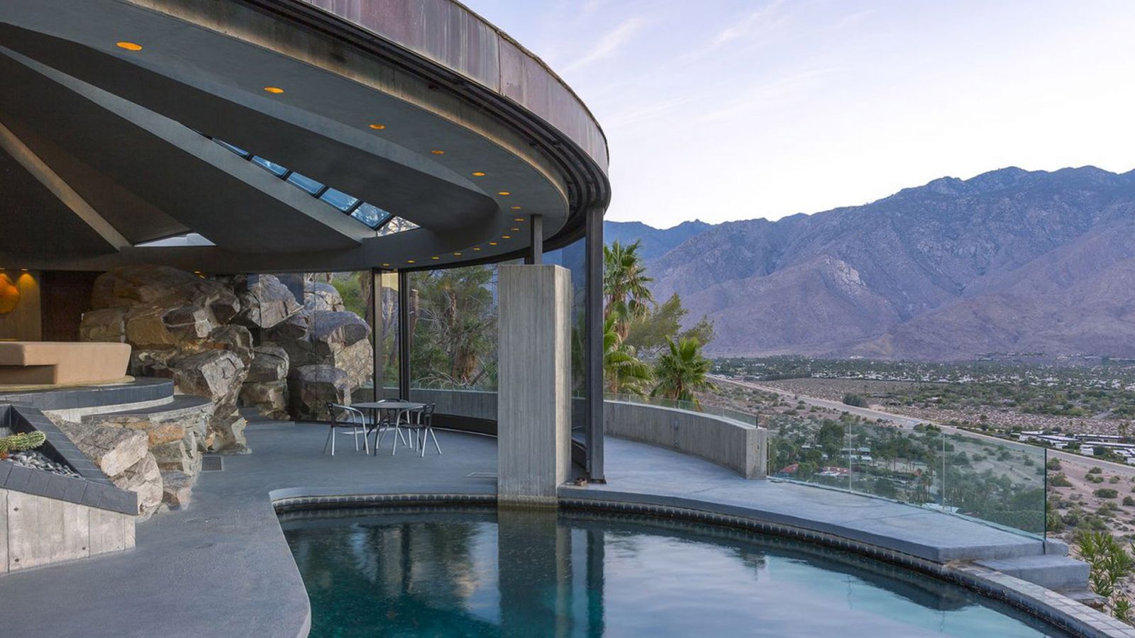 Breathtaking views from the pool that featured the iconic scene from James Bond's Diamonds Are Forever (Photo: Instagram / @lautnerfoundation)