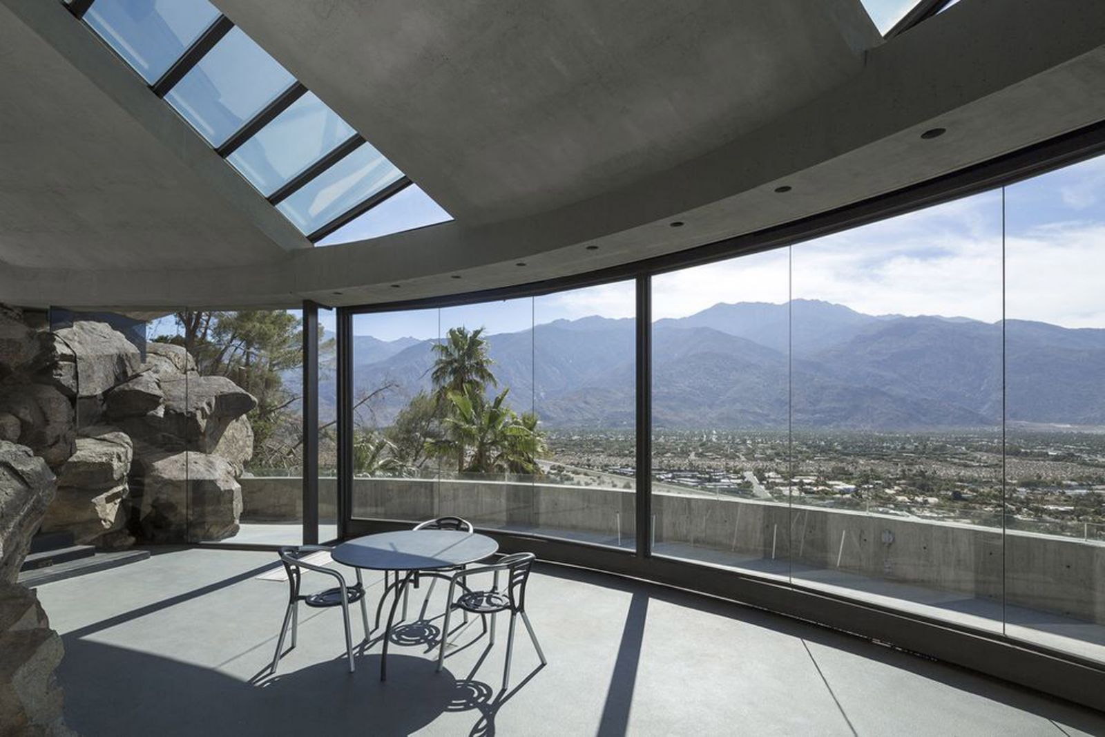 Retractable curved glass provides a clear view of Palm Springs (Photo: Instagram / @lautnerfoundation)