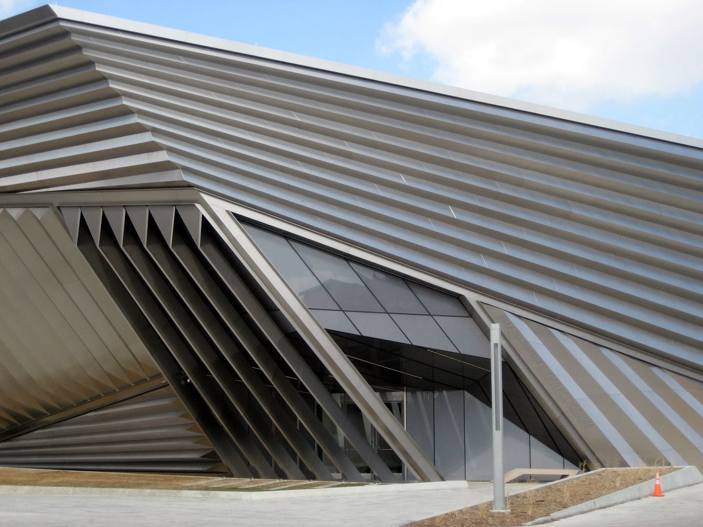 Secluded entrance into the museum (Photo: Instagram / @zahahadidarchitects)