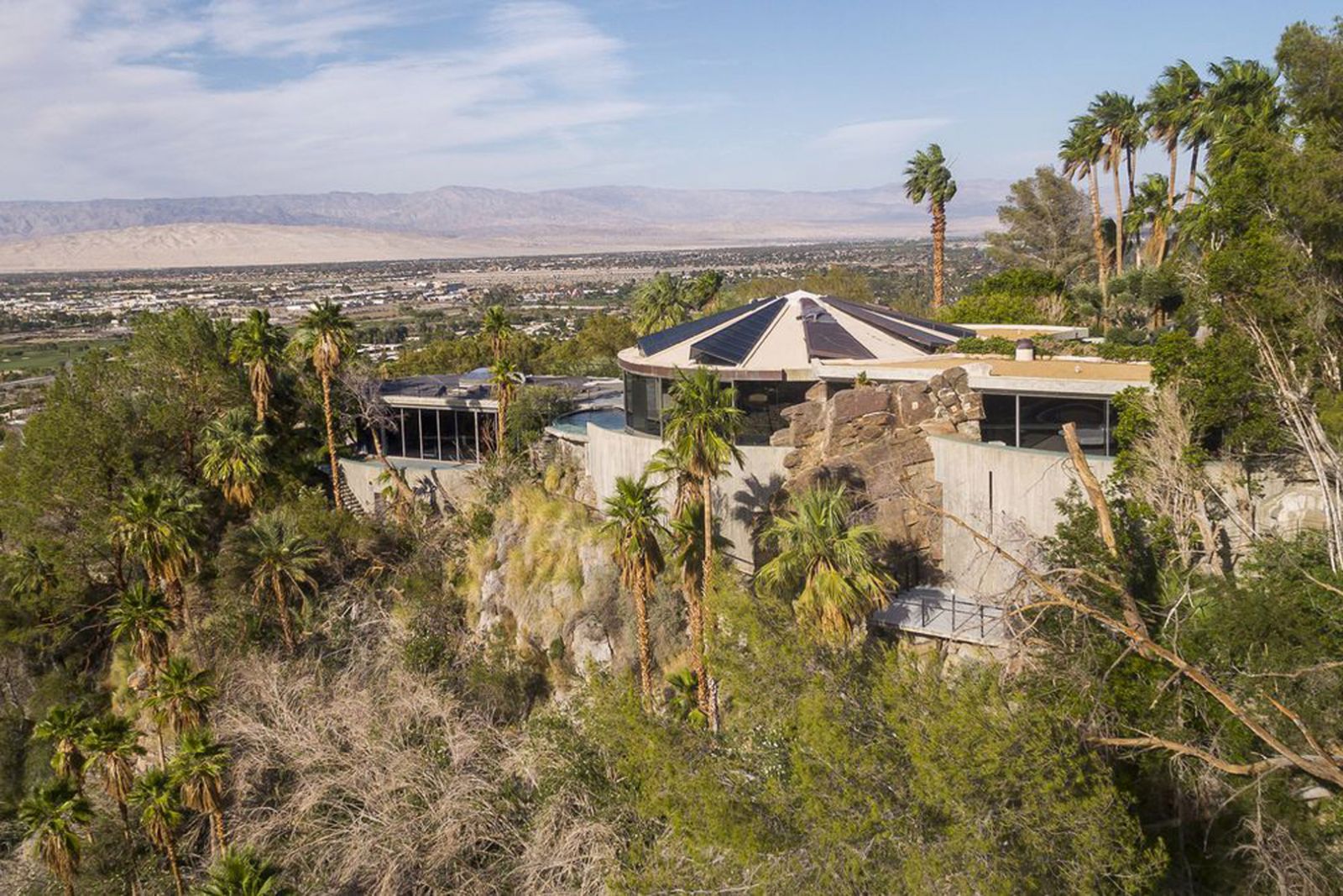 External view of the Elrod House (Photo: Instagram / @lautnerfoundation)