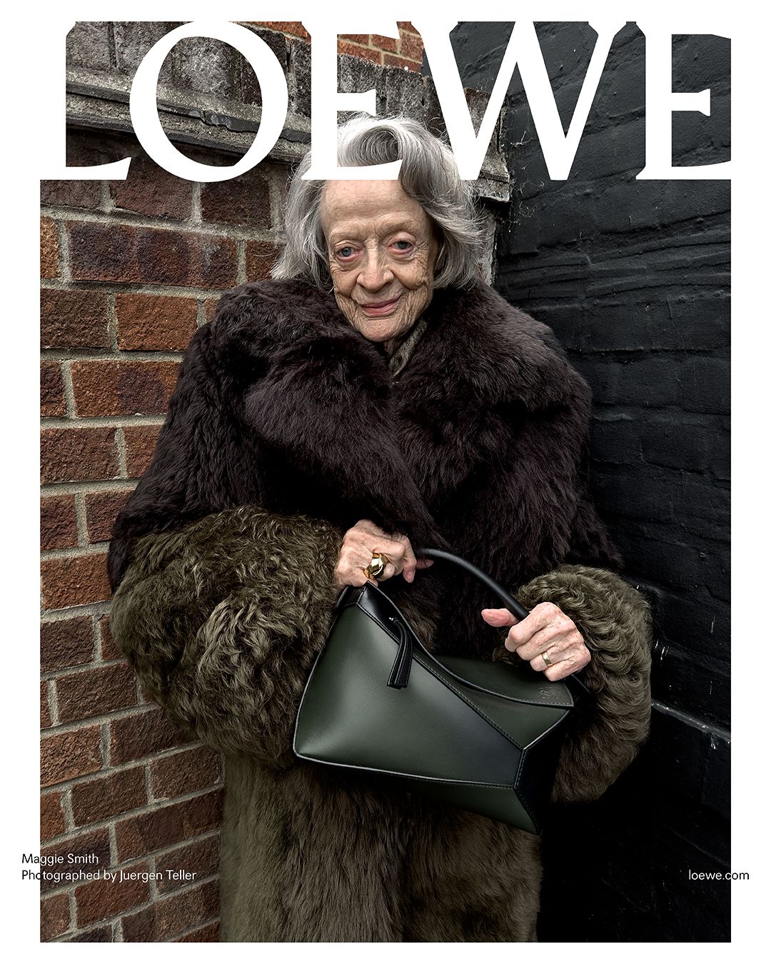 「麥教授」Maggie Smith出鏡全新2024早春系列廣告（圖片：LOEWE）