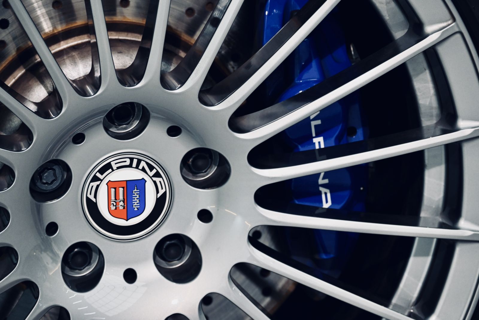 頂級 BMW ALPINA 你認識嗎？限時一個月內湖 AKA Automotive Arts產出限量款車迷必朝聖