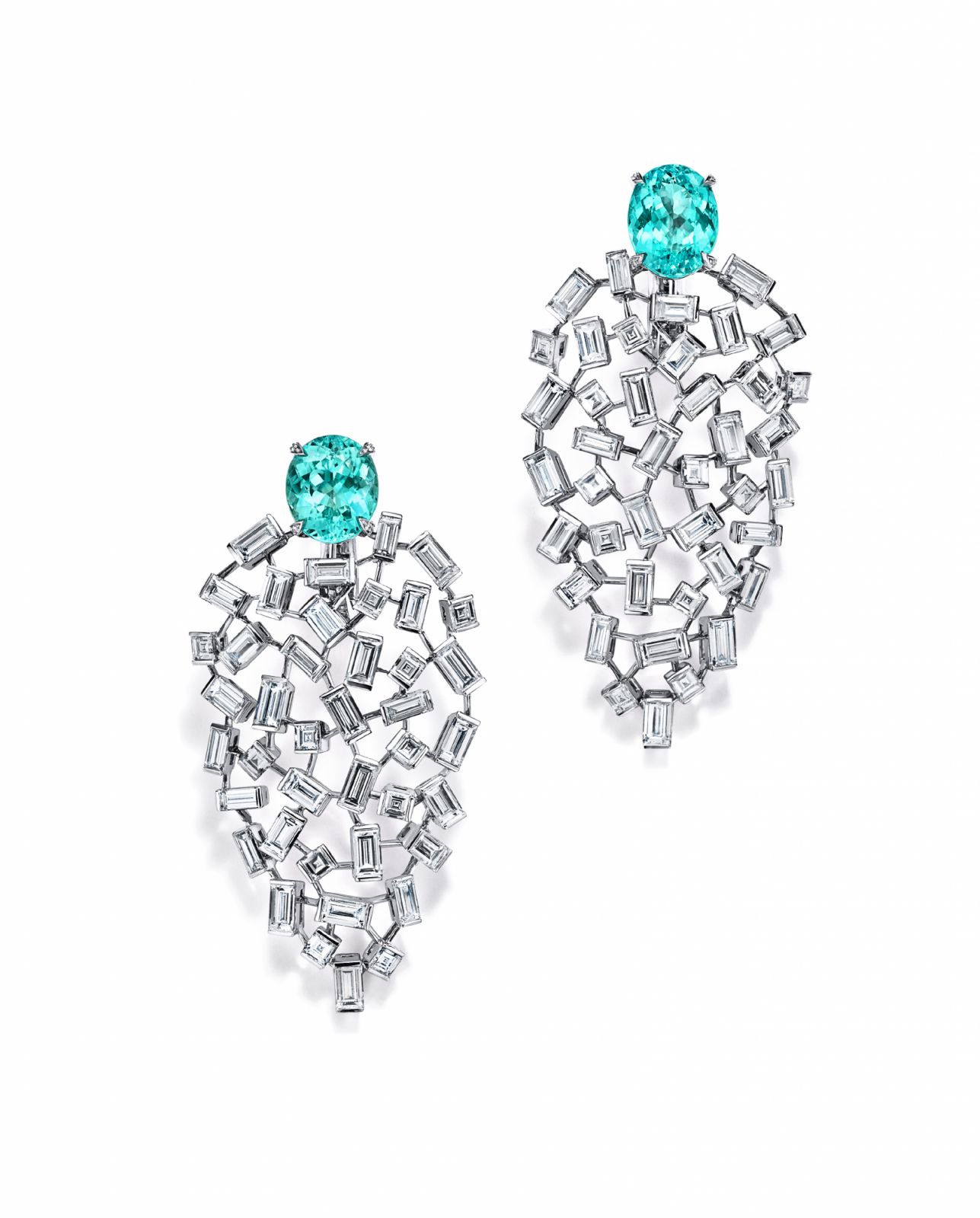 Tiffany & Co. 2023 Blue Book高級珠寶系列幻海秘境Out of the Blue瀚海星螺耳環-18K白金鑲嵌主石逾6克拉藍色銅鋰碧璽與鑽石耳環(Photo:Tiffany & Co.)