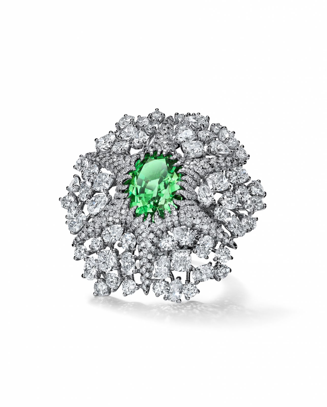 Tiffany & Co. 2023 Blue Book高級珠寶系列幻海秘境Out of the Blue海岩星韻戒指-鉑金鑲嵌主石逾12克拉沙弗萊石與鑽石戒指(Photo:Tiffany & Co.)
