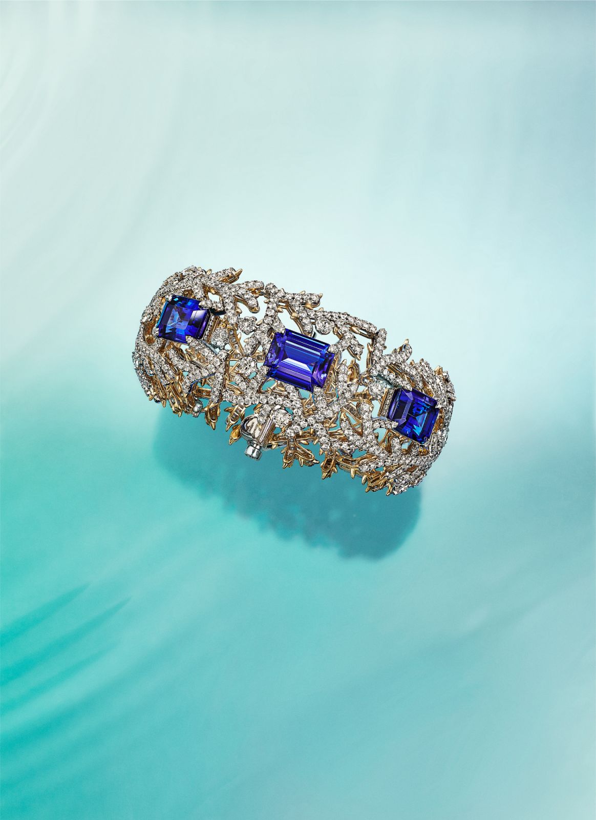 Tiffany & Co. 2023 Blue Book高級珠寶系列幻海秘境Out of the Blue珊瑚溢彩手環-鉑金與18K金鑲嵌總重逾25克拉丹泉石與鑽石手環(Photo:Tiffany & Co.)
