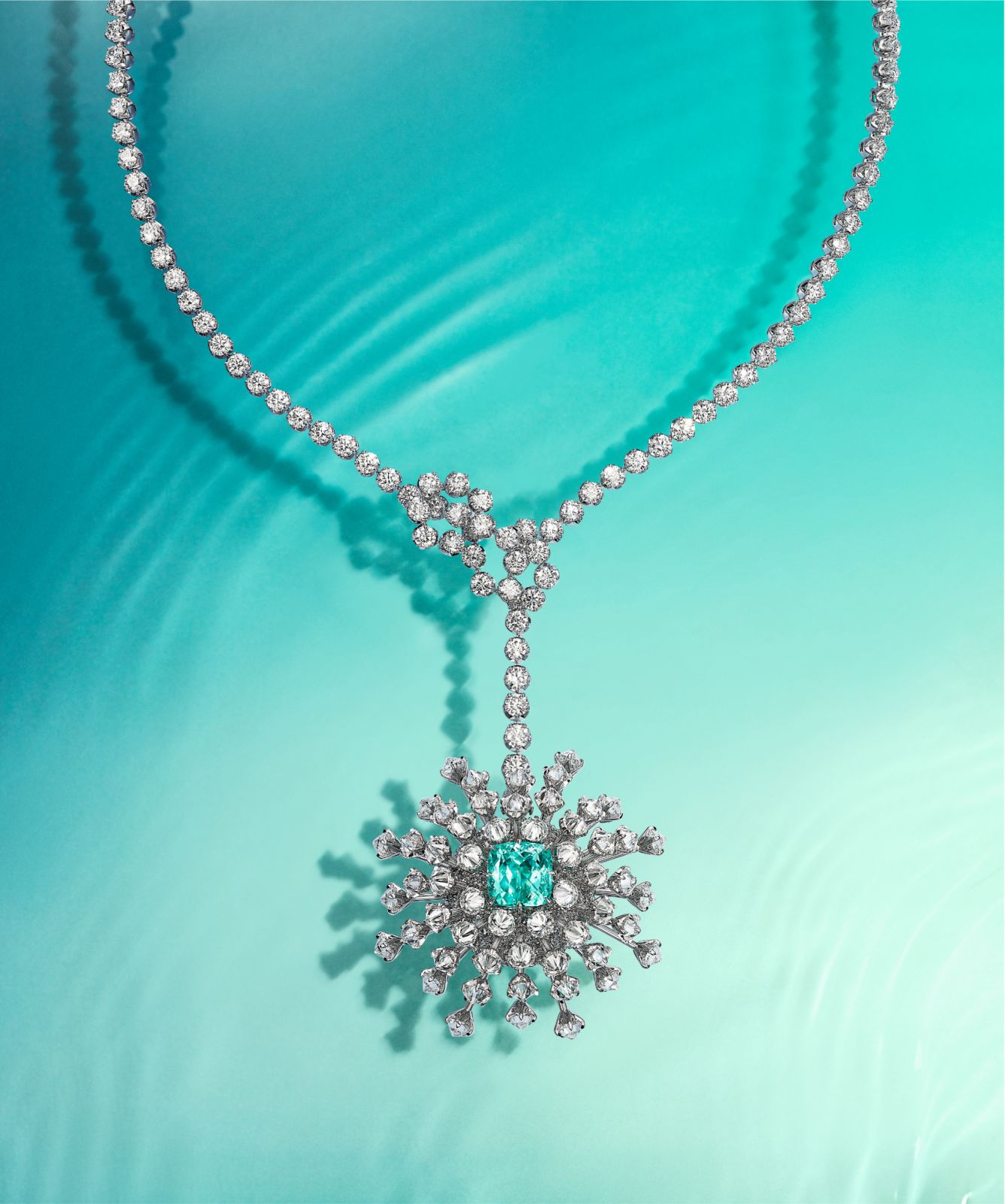 Tiffany & Co. 2023 Blue Book高級珠寶系列幻海秘境Out of the Blue花舞海葵鍊墜-18K白金鑲嵌主石逾6克拉藍色銅鋰碧璽與鑽石及綠松石鍊墜(Photo:Tiffany & Co.)