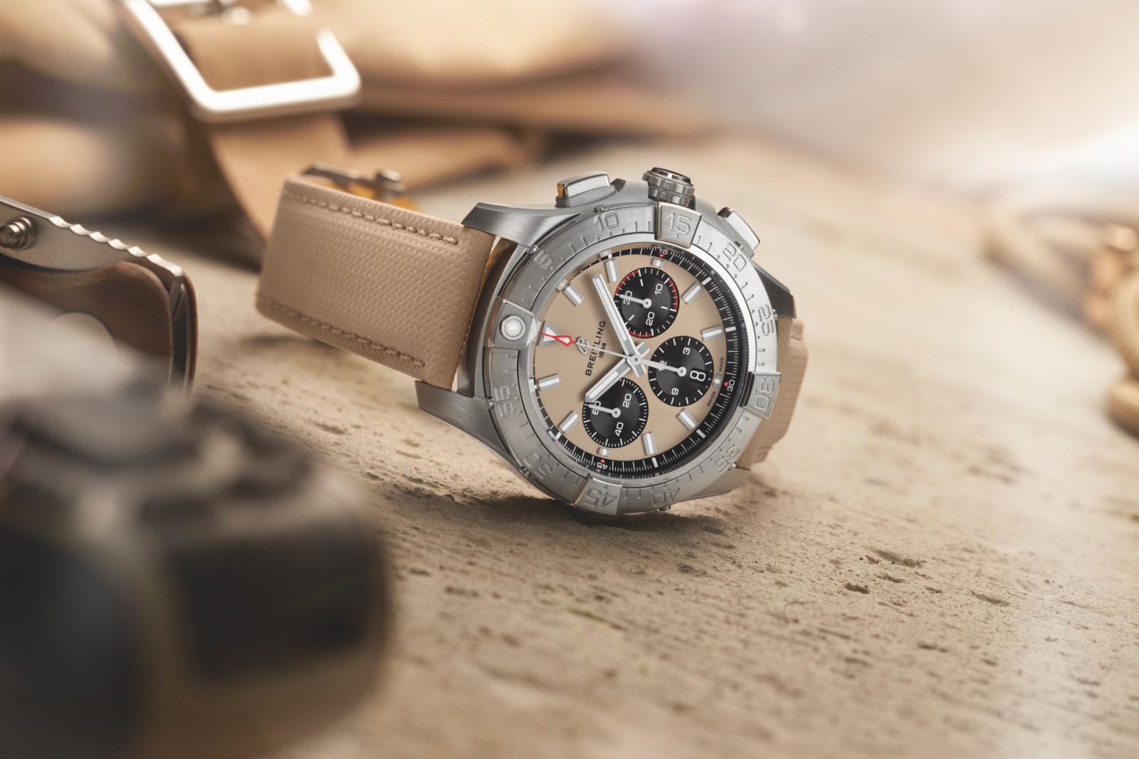 令人聯想到荒野沙漠的沙色面盤計時腕錶。(Photo: Breitling)