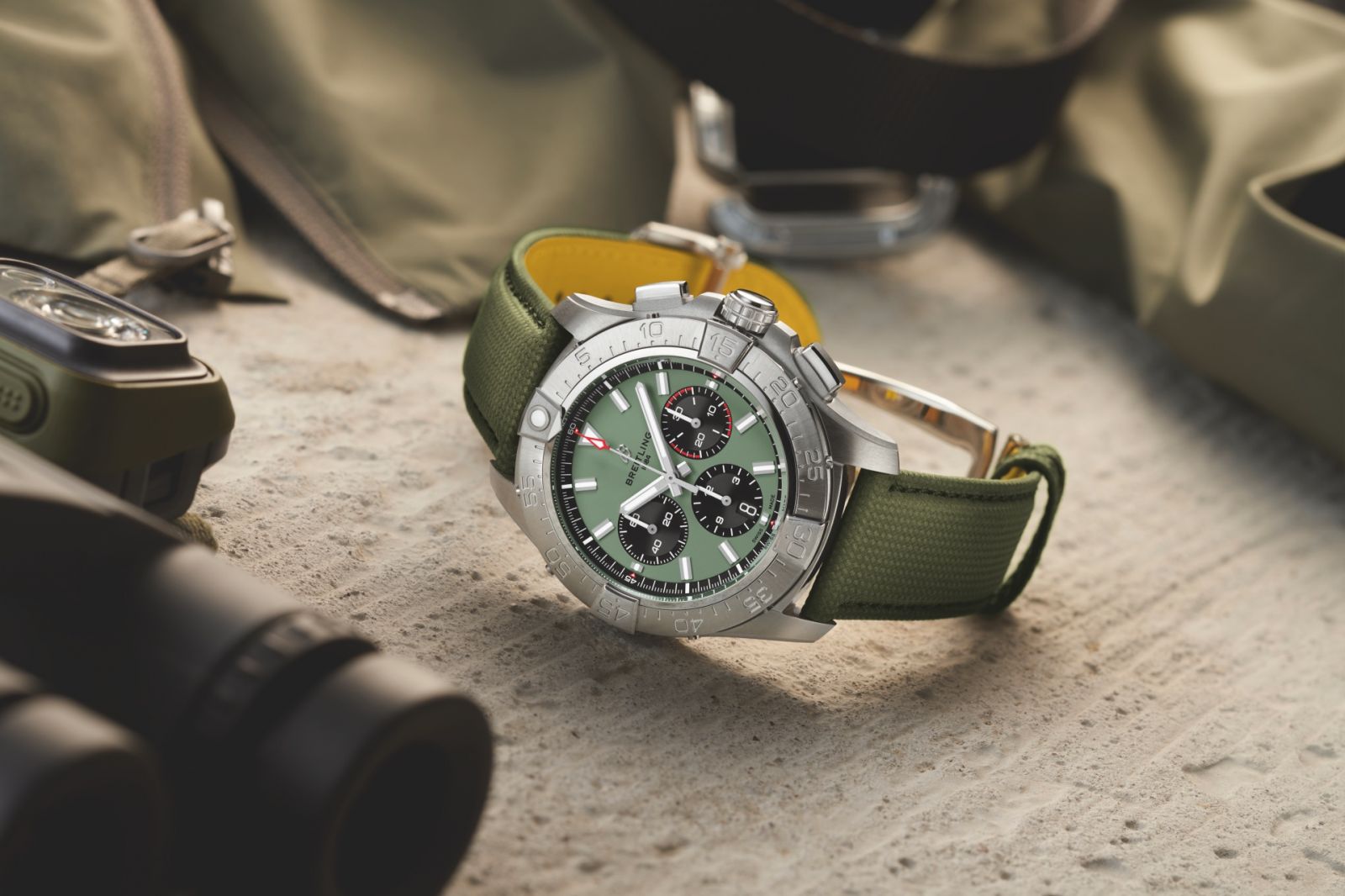 楊祐寧佩戴的綠色面盤復仇者計時腕錶。(Photo: Breitling)