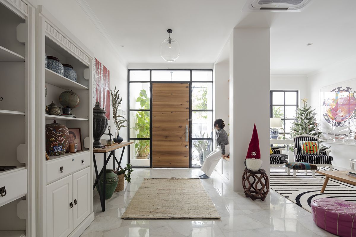 The entry way was designed with plenty of display and storage space (Photo: Lawrence Choo)