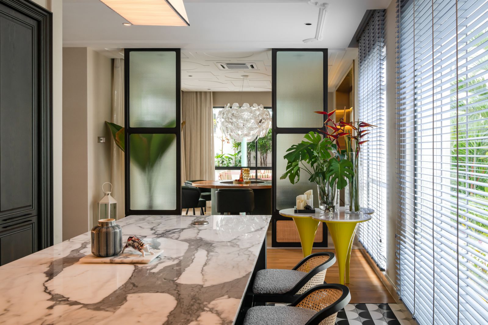 The bar inspired by the Raffles Hotel in the foreground while the dining room lies beyond (Photo: David Yeow)
