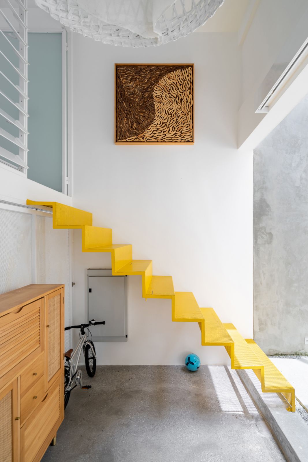A floating yellow stairs (Photo: BricksBegin)