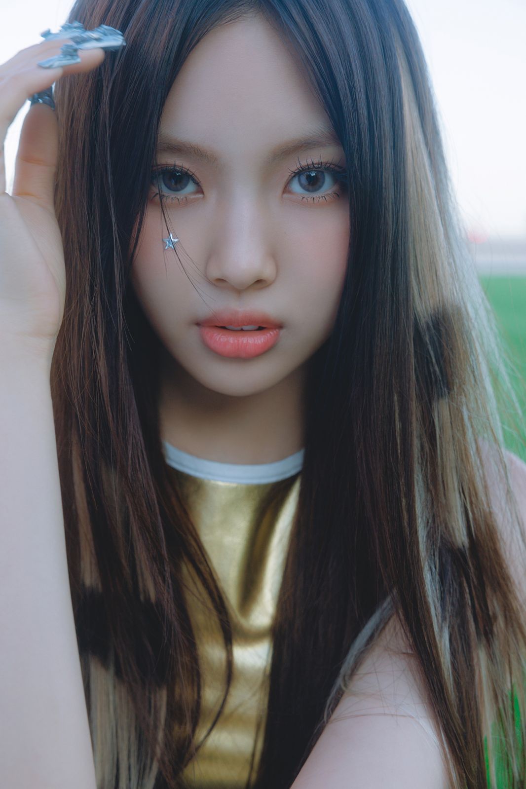 NewJeans 《Super Shy》MV 中穿上了Lucila Safdie 2023年推出的首個系列《Lick the Star》。(Photo courtesy of HYPE Crops)
