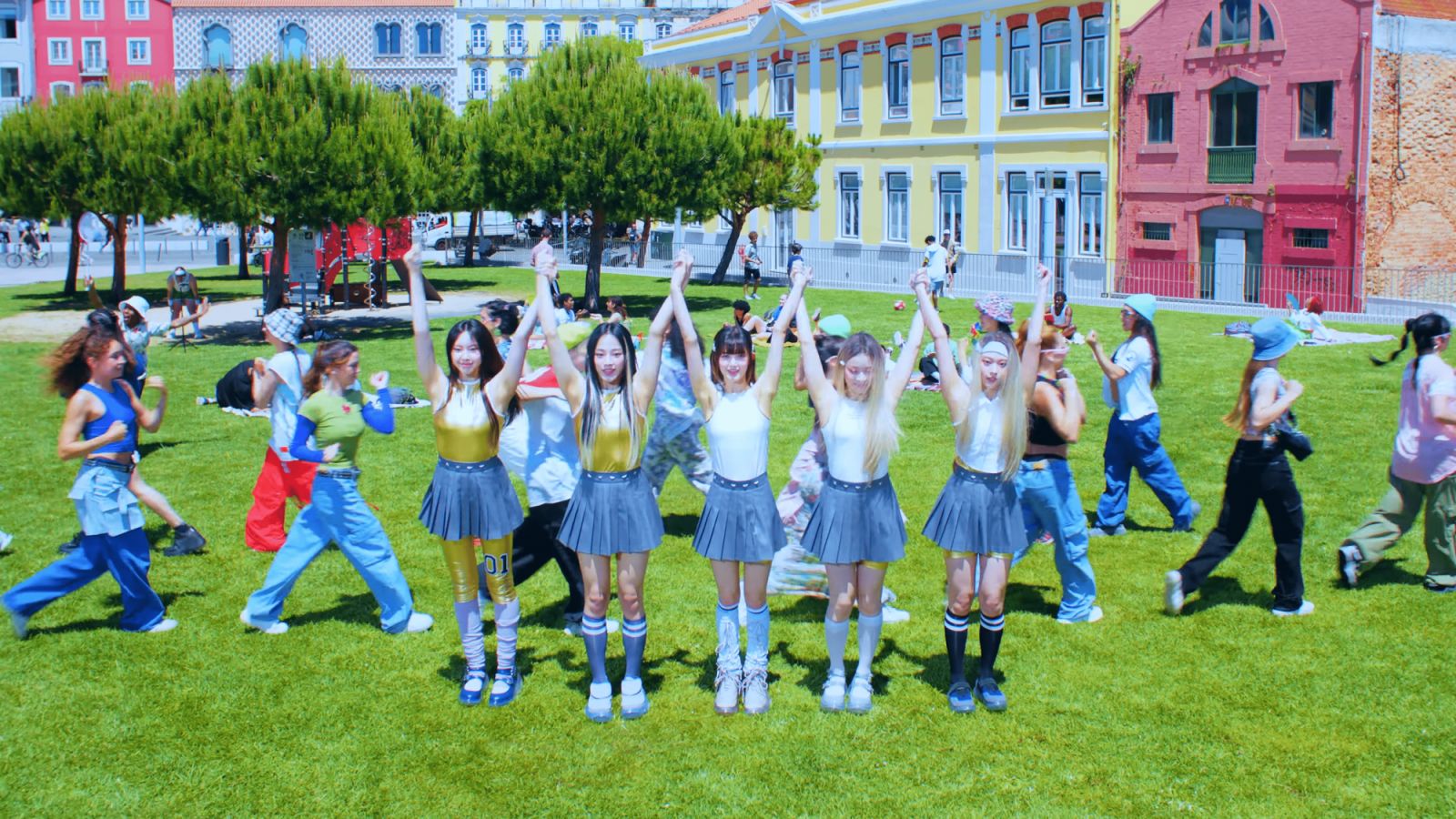 NewJeans 《Super Shy》MV 中穿上了Lucila Safdie 2023年推出的首個系列《Lick the Star》。（Photo: HYPE Youtube截圖）