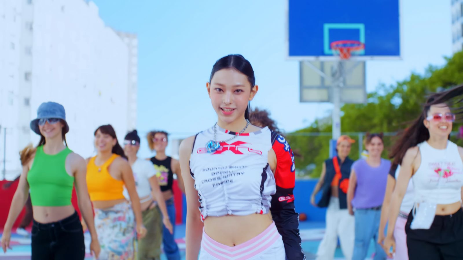 NewJeans 《Super Shy》MV 中，成員們戴上與台灣品牌 Melted Potato 合作的配飾（Photo: IG@newjeans_Official）