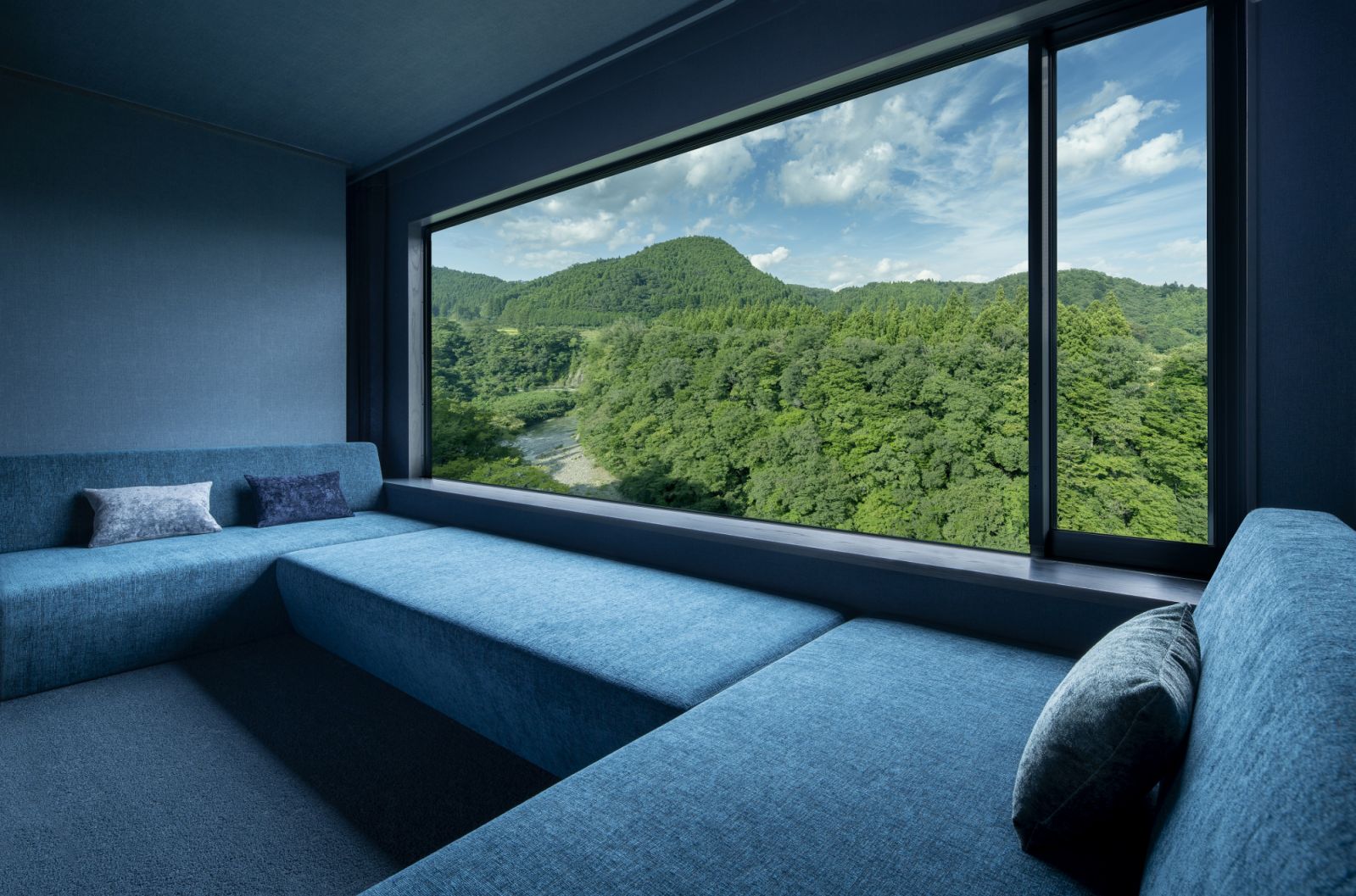 在湛藍空間眺望溪流的「紺碧之間」（Photo: 星野集團提供）