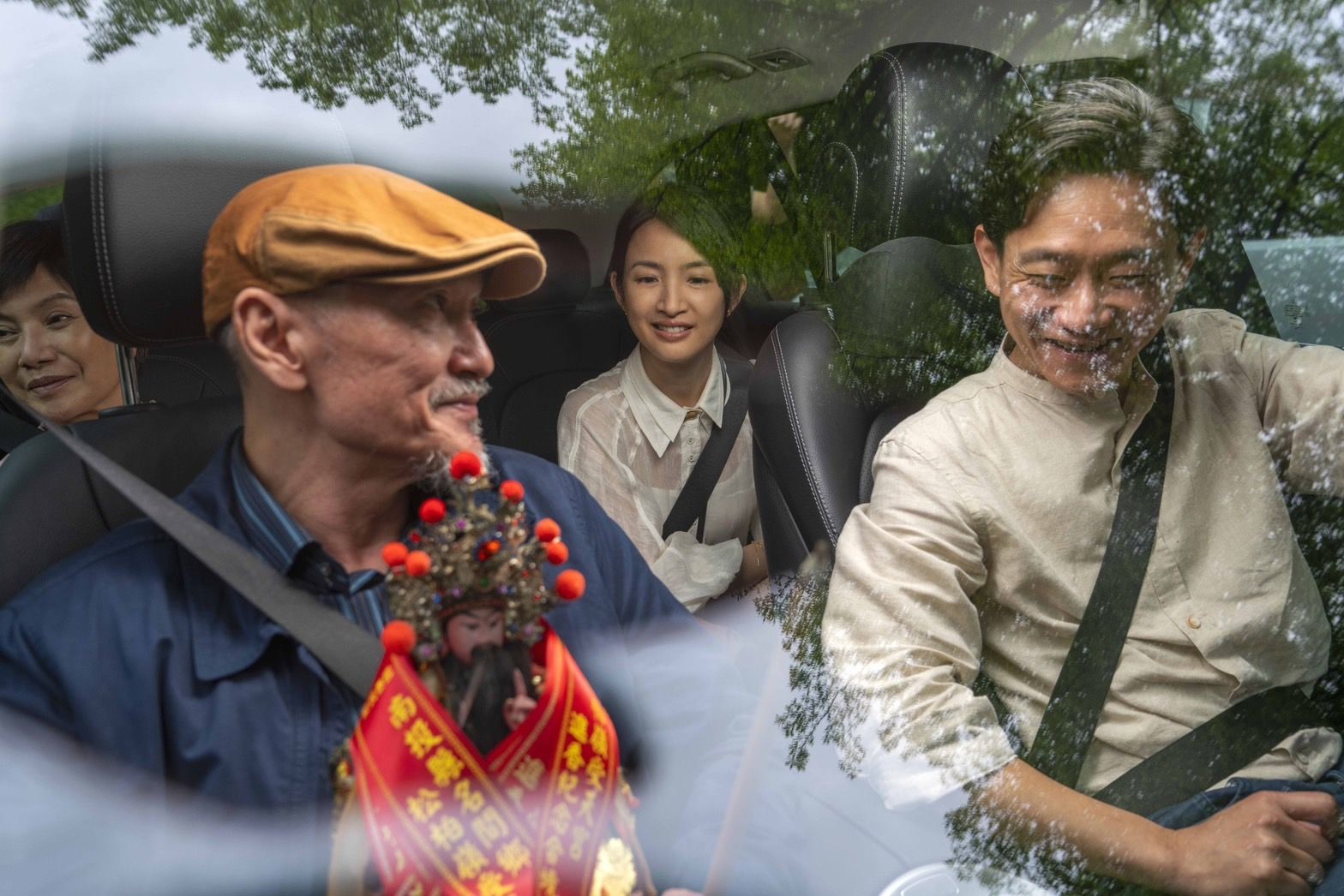 林鉅(前排左)、陳家逵、唐美雲在《車頂上的玄天上帝》中飾演林依晨的家人。(Photo: 甲上娛樂提供)