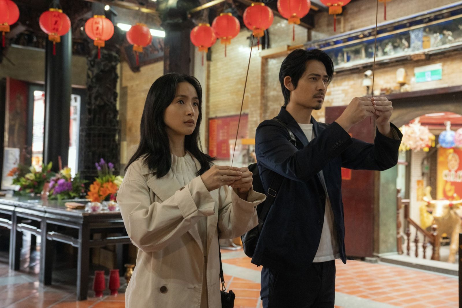 《車頂上的玄天上帝》由林依晨(左)、周渝民主演,述說家族橫跨三代的信仰傳承。(Photo: 甲上娛樂提供)
