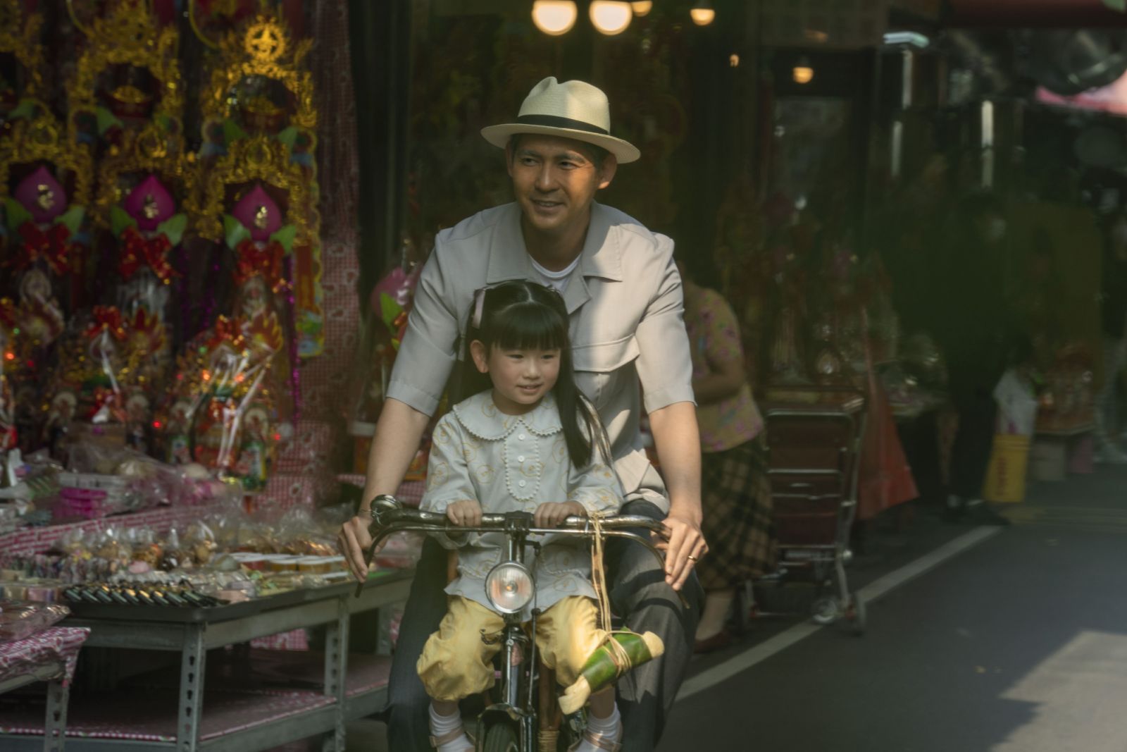 周渝民在《車頂上的玄天上帝》中扮演影響芙月觀念至深的關鍵人物阿公「日興」,前為飾演芙月小時候的童星張絡扉。(Photo: 甲上娛樂提供)