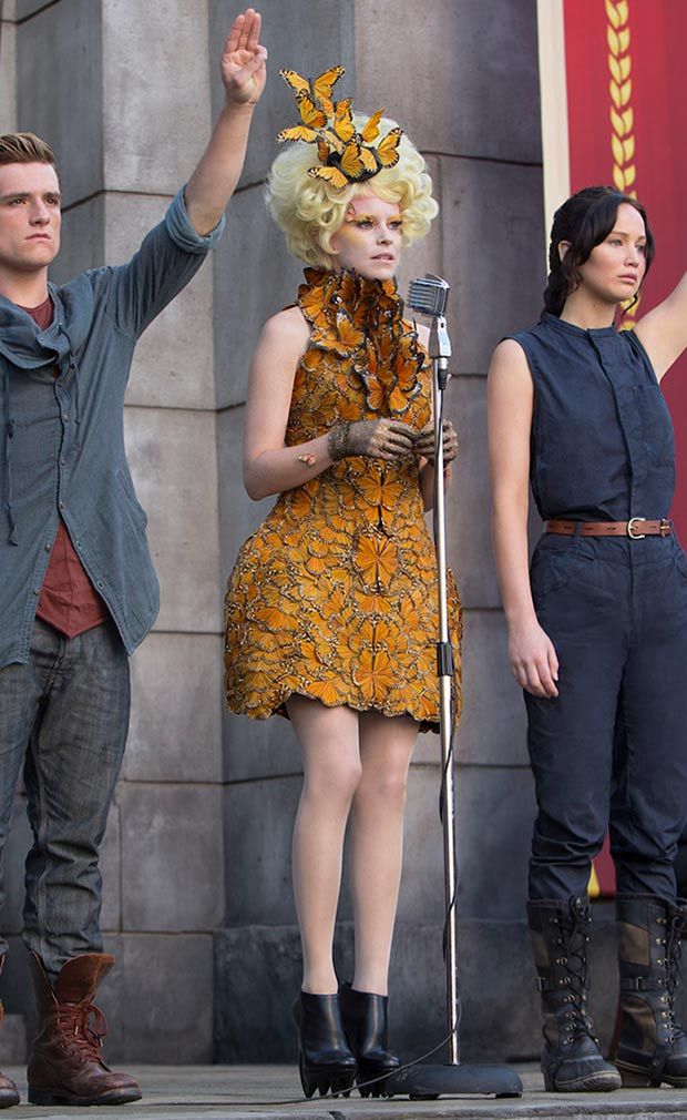 《飢餓遊戲》的角色Effie Trinket 曾在穿著 2021年 Alexander McQueen 春夏系列裙子 (Photo Courtesy of The Hunger Games)