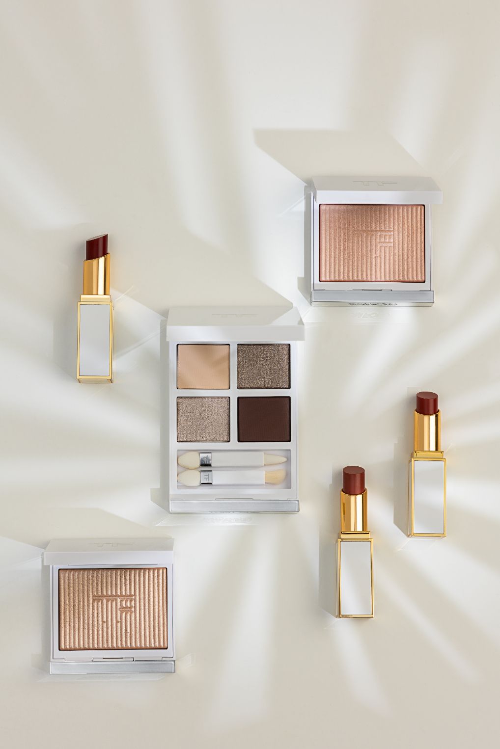 TOM FORD 推出限量太陽輕吻香檳系列彩妝,推出四格眼影、2色打亮盤、3色琉璃光唇彩