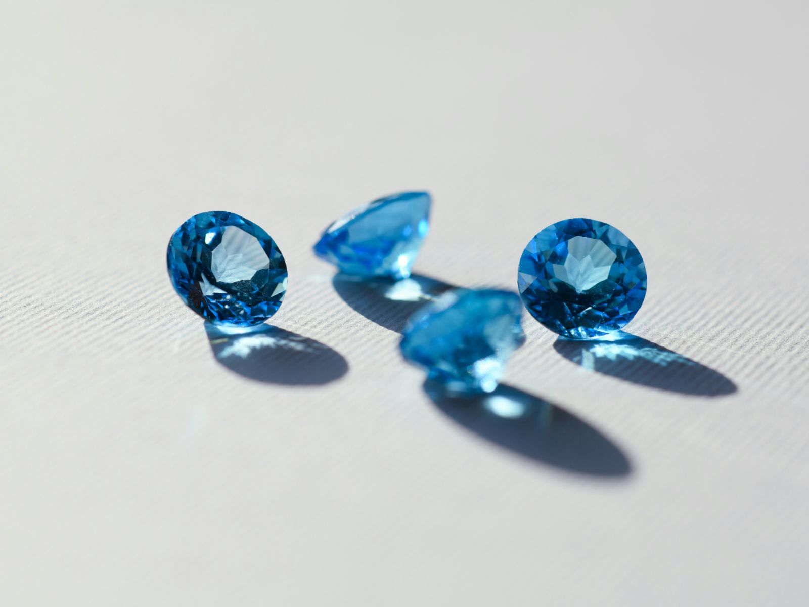 明亮式切割藍色拓帕石。(Photo: courtesy of Jacek Dylag/Unsplash)