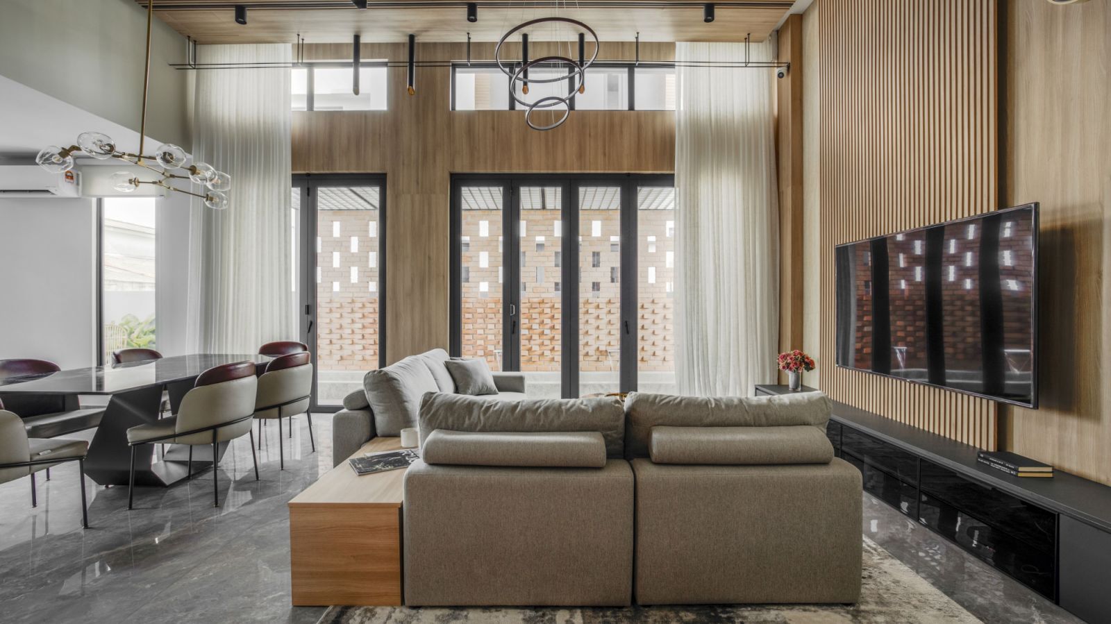 High ceilings and natural light