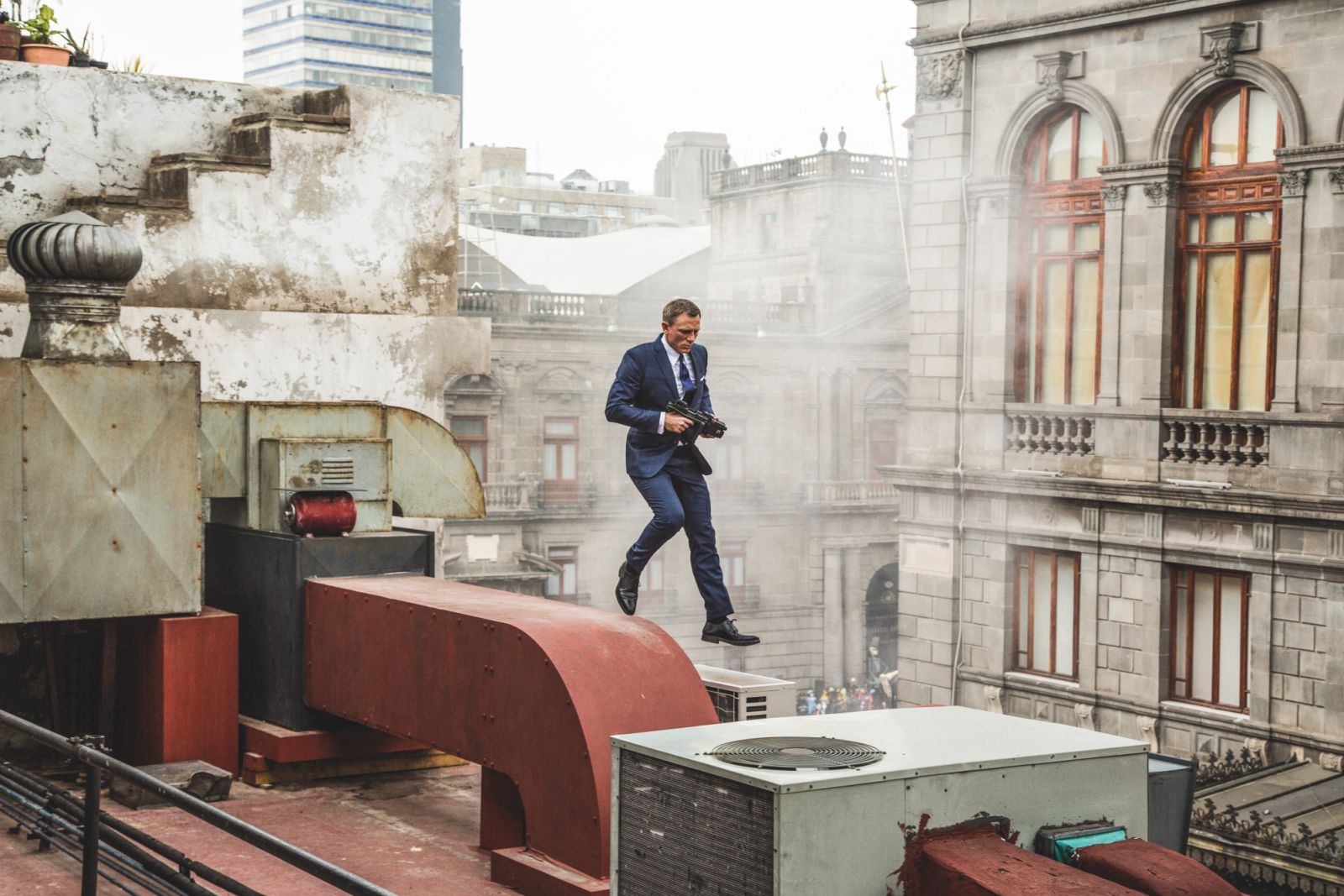 Bond (Daniel Craig) runs along the rooftops in pursuit of Sciarra in Mexico City in Metro-Goldwyn-Mayer Pictures/Columbia Pictures/EON Productionsâ action adventure SPECTRE.