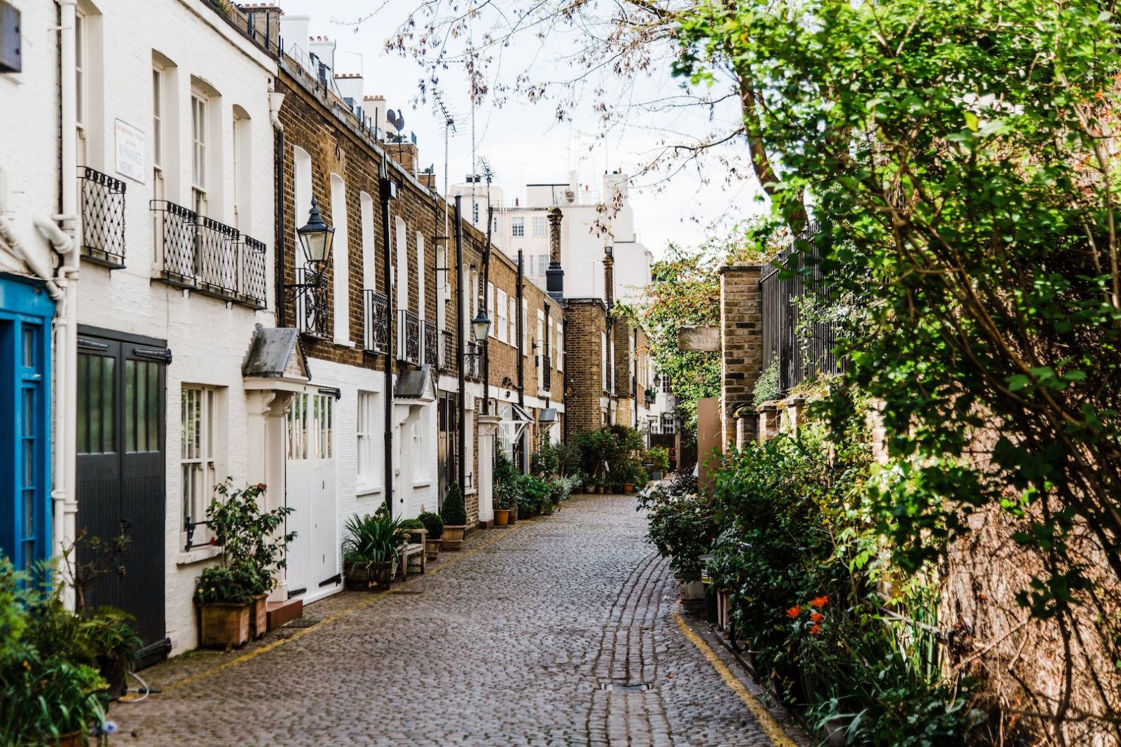 Modern Mew houses along a typical cobbled pathway (Photo: Courtesy of GetAgent)