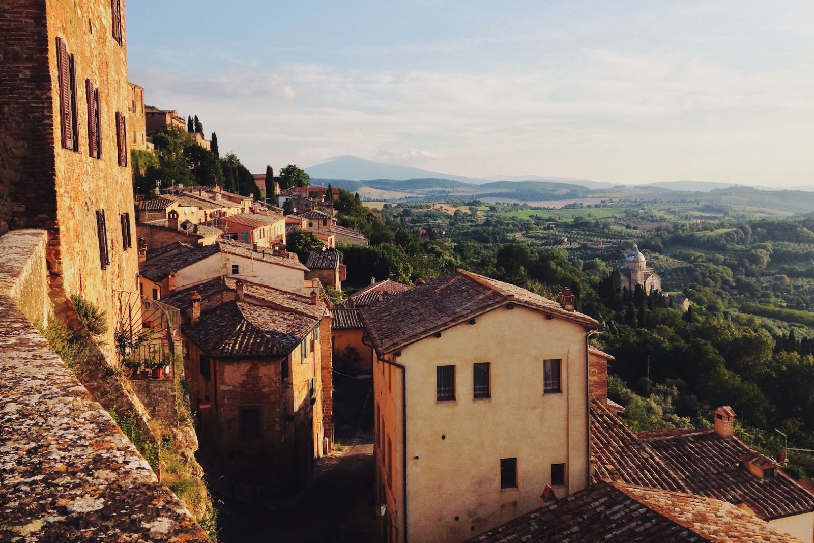 Traditional Tuscan-style homes on the countryside (Photo: Unsplash / Rowan Heuvel)
