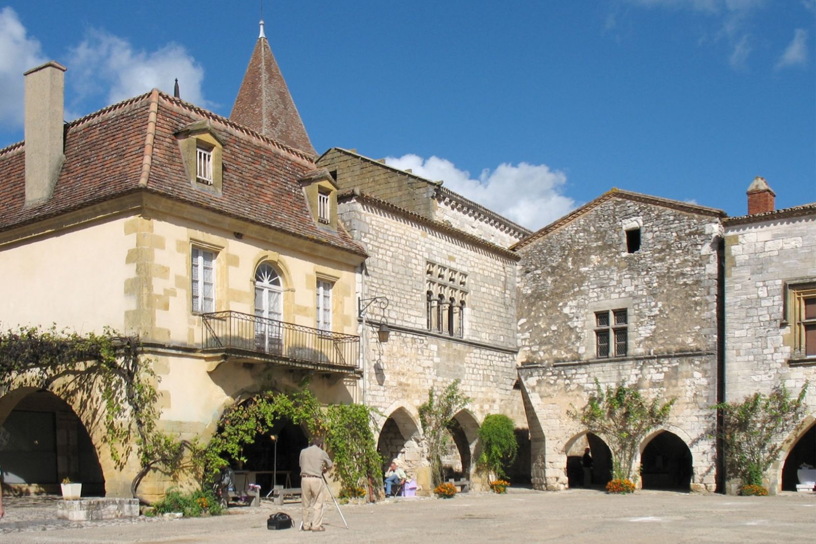 A bastide manor in France (Photo: Wikicommons / Monpazier)
