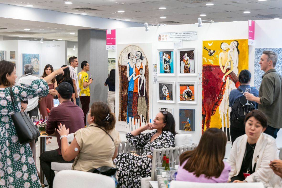 A meeting of art enthusiasts (Photo: Affordable Art Fair Singapore 2023)