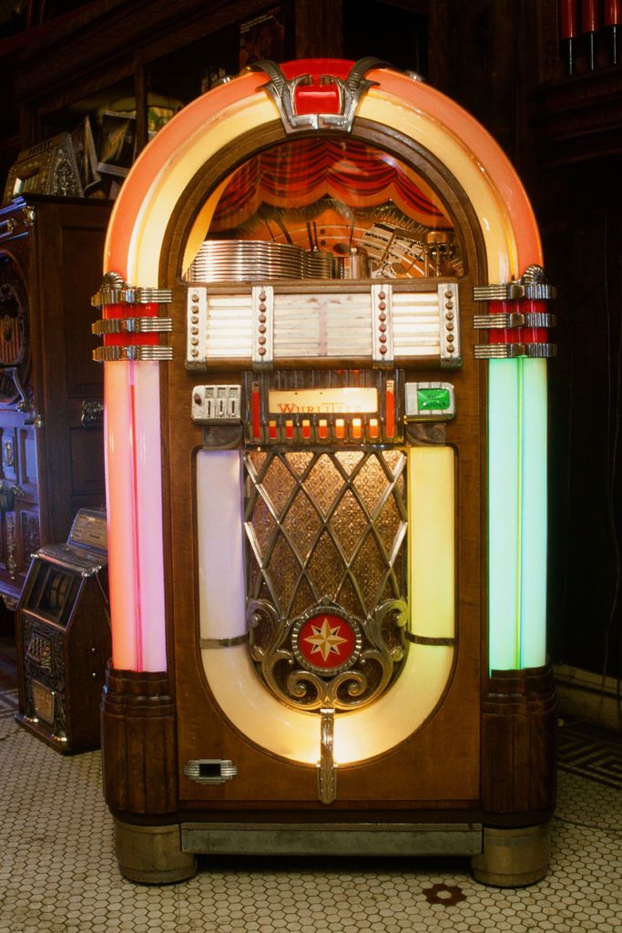 View of a Wurlitzer-brand jukebox in the Back Pages Antiques shop, New York, New York, 1982. (Photo by Robert R. McElroy/Getty Images)