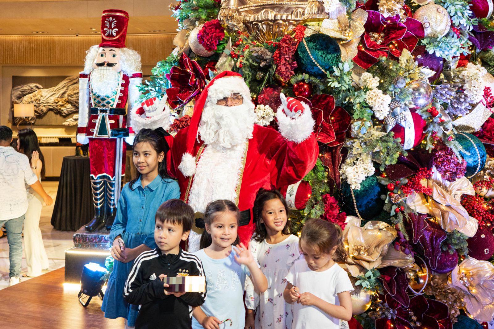 In photos: Shangri-La The Fort, Manila ushers in holiday festivities ...