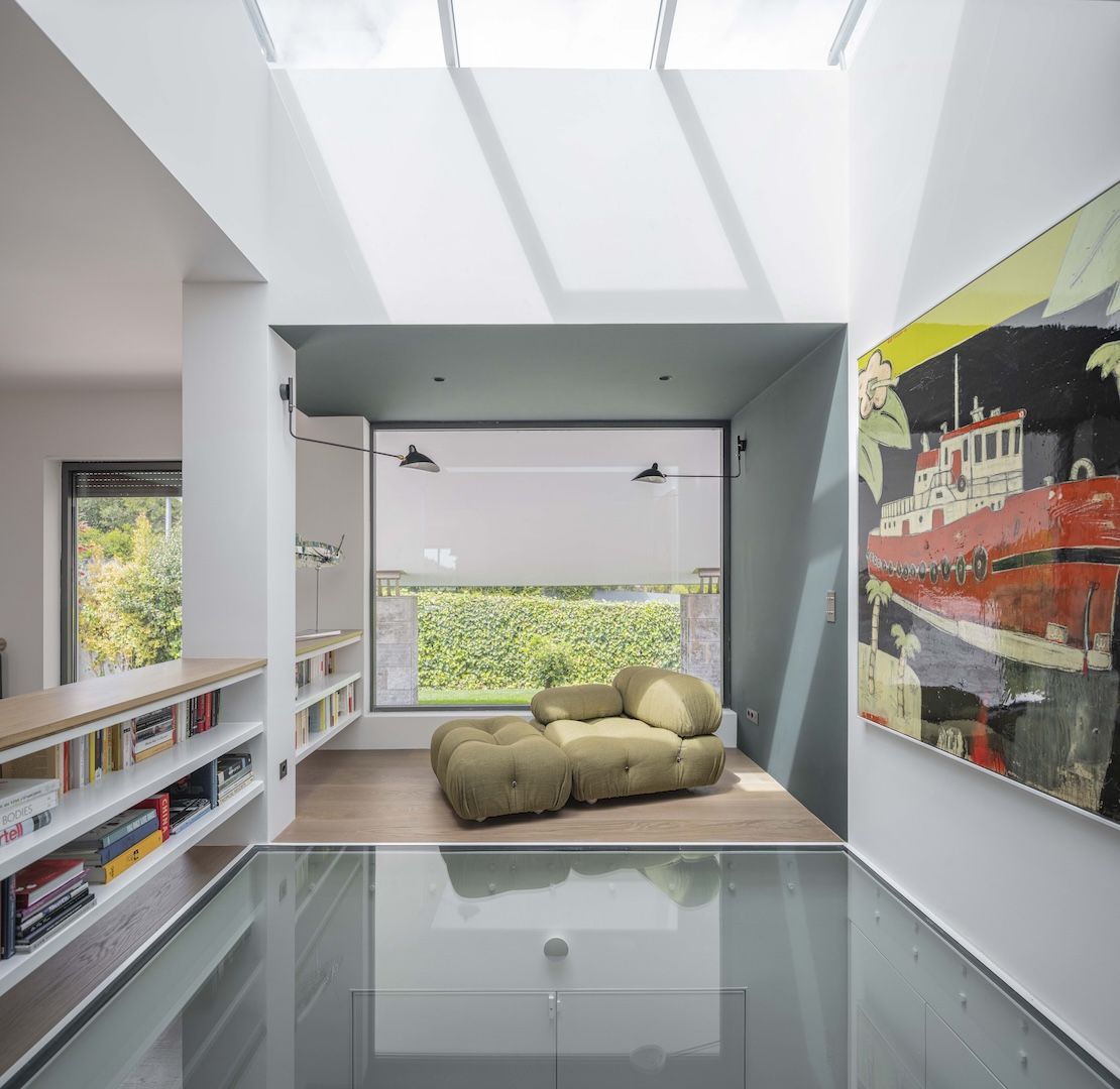 Flute glass panels allow access to more natural light to the reading nook, graced by Bellini’s Camaleonda