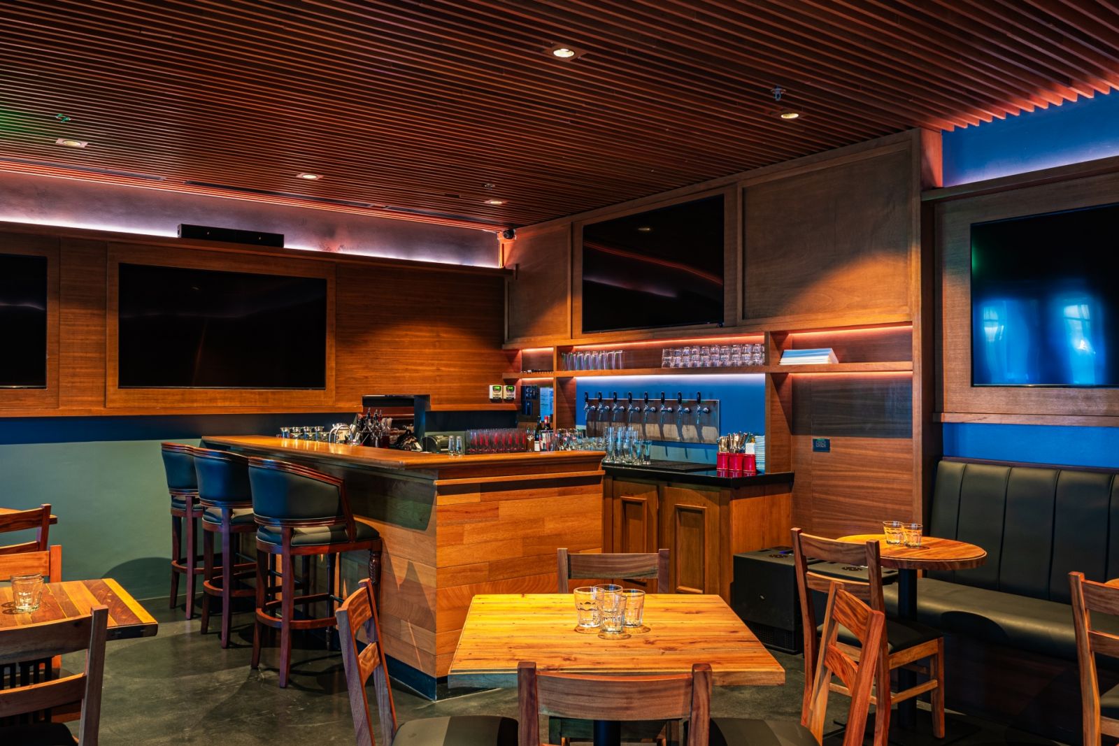 Pizza Sisters Sports Bar