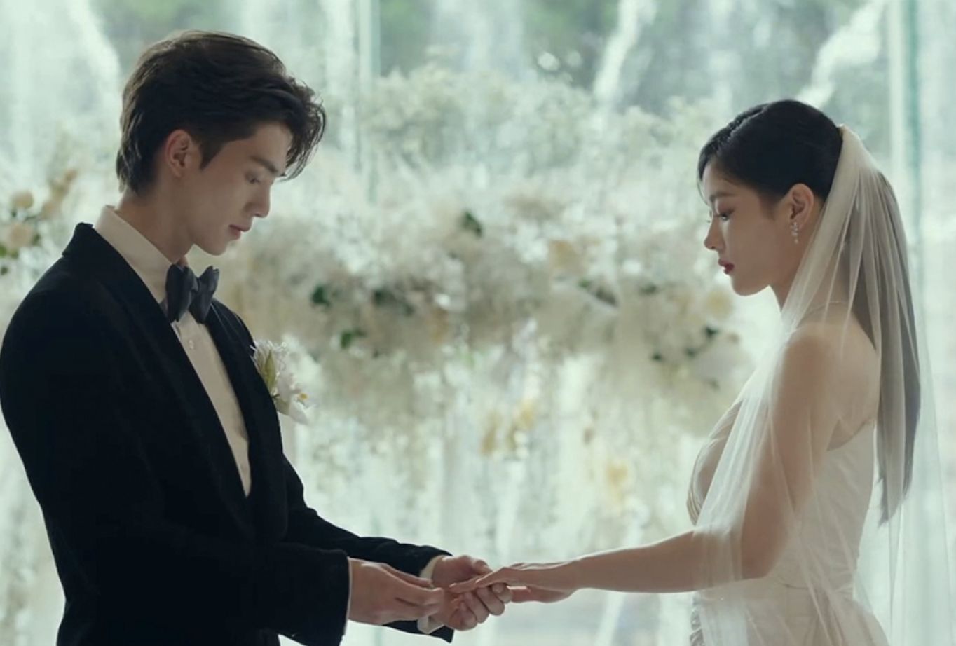 兩人展開一場契約婚姻(Photo: Netflix)
