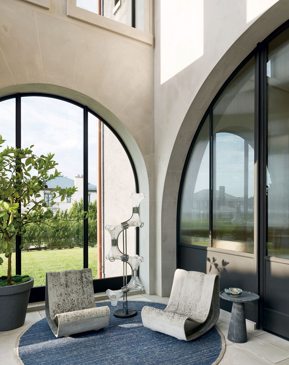 The entrance features the Loop chairs by Willy Guhl