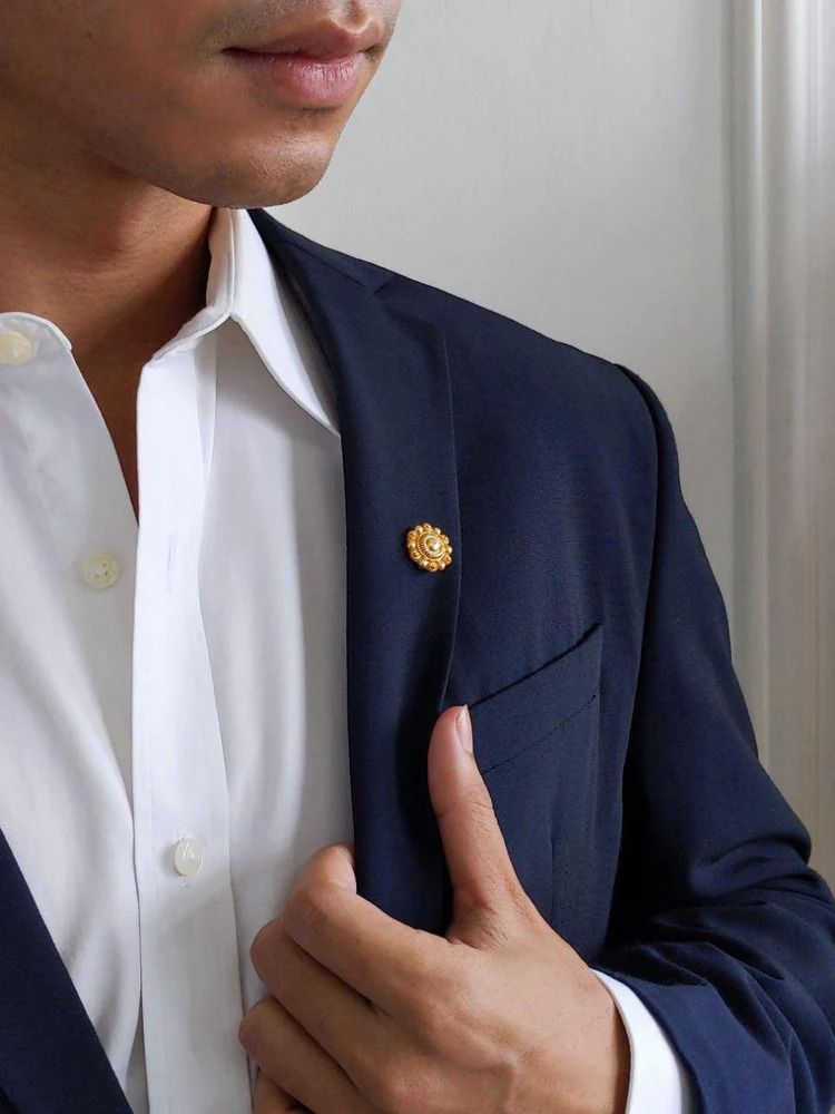 Bernie Lapel Pin Gold (Photo: Amami)