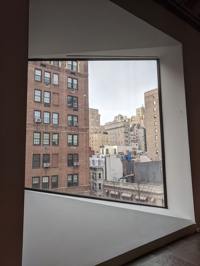 Angled windows frame the outside environment like its own work of art (Photo: Wikicommons / DanielPenfield)
