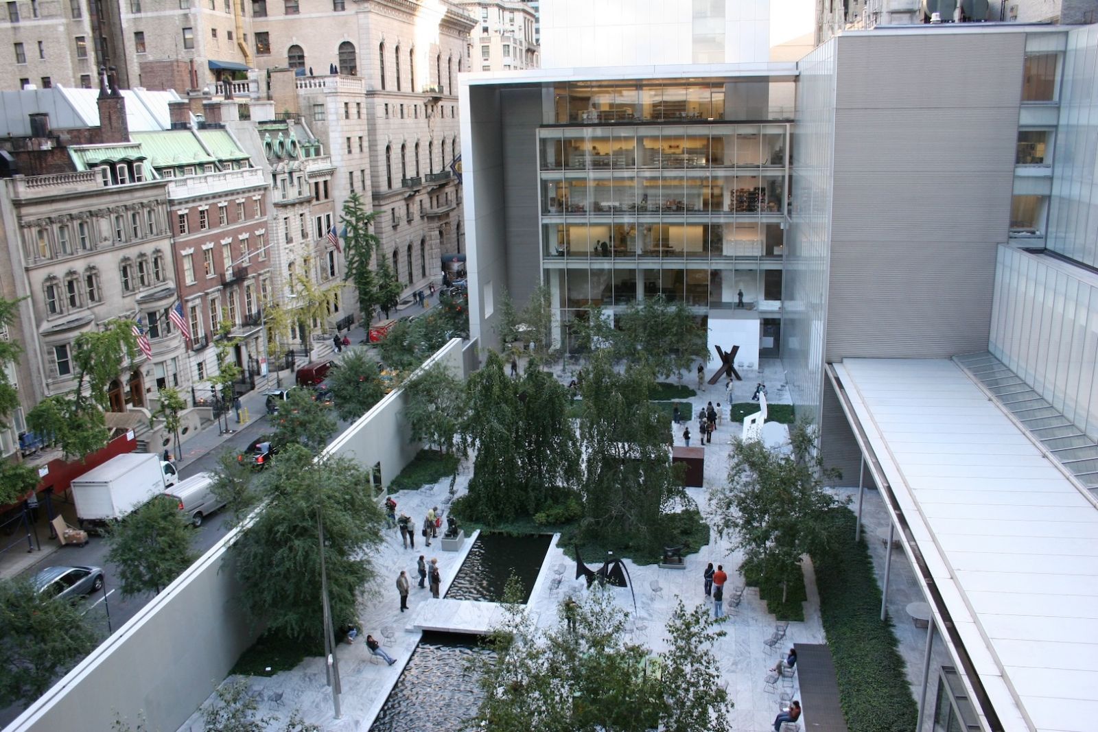 Open courtyard within MoMA (Photo: Wikicommons / Alsandro)