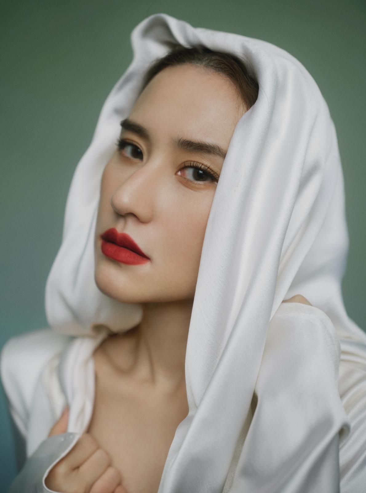 Laurinda Ho wears Curiel Sposa custom-made wedding dress